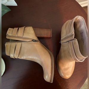 ~ Aren’t they lovely…👢Tommy Bahama Boots 👢